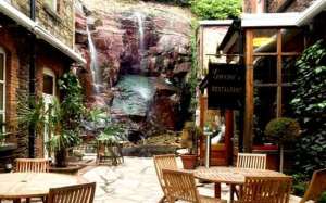 beco de um hotel e restaurante Isaacs eu acho